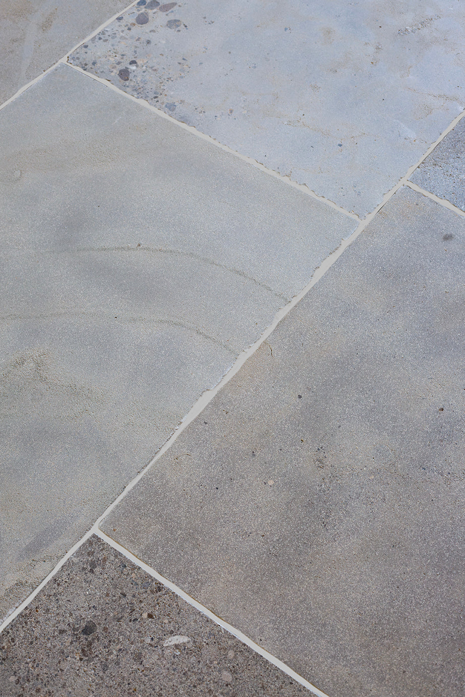 Clermont Gris® Lightly Tumbled Limestone Tiles