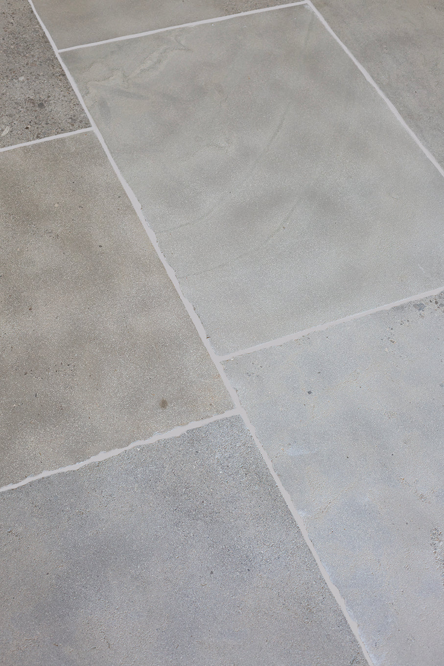 Clermont Gris® Lightly Tumbled Limestone Tiles