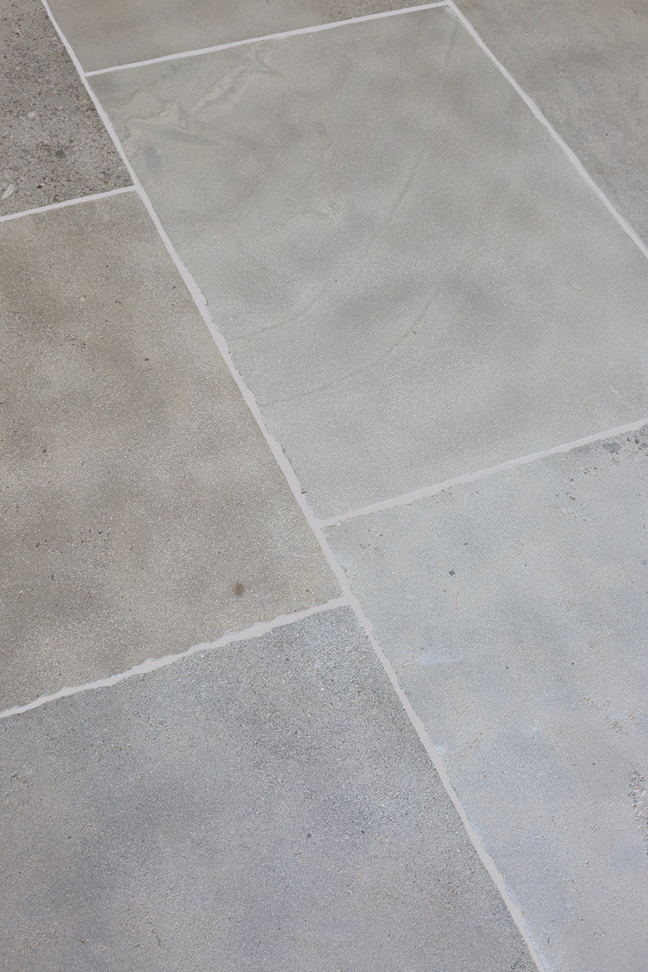 Clermont Gris® Lightly Tumbled Limestone Tiles