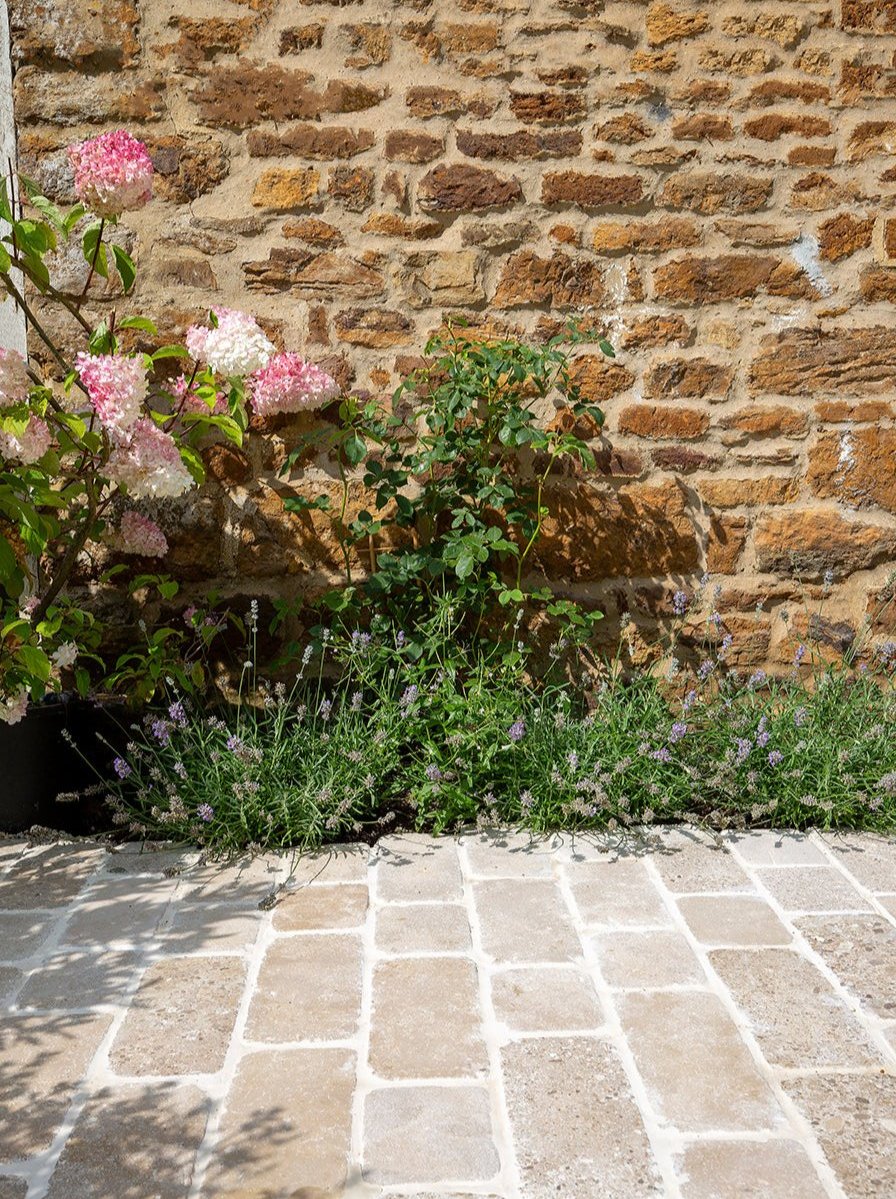 Sorrento® Aged Tumbled Limestone Cobbles