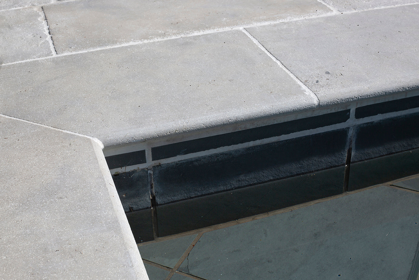    Clermont-Gris-Aged-Tumbled-Limestone-Pool-Coping-UK-Delivery