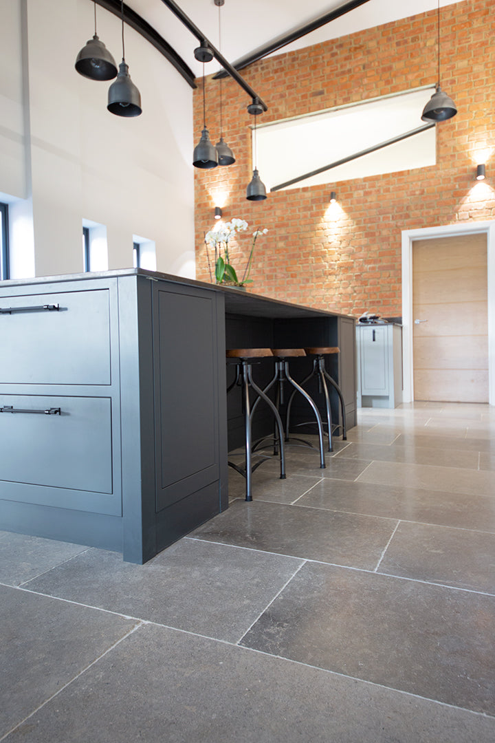       Farrow-Grey-Tumbled-Limestone-Kitchen-Tiles