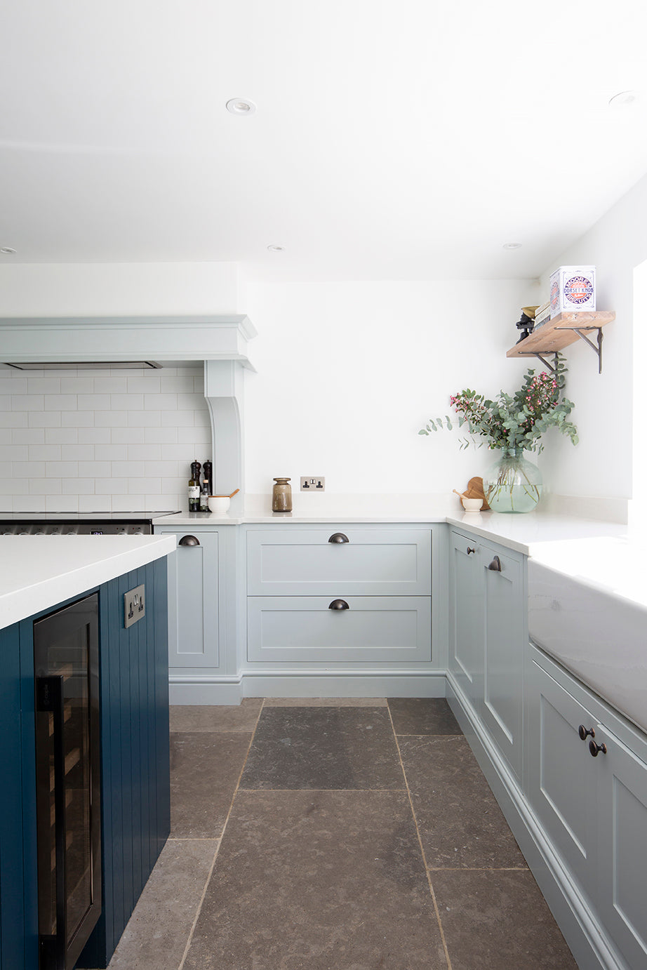    Farrow-Grey-Tumbled-Limestone-Kitchen